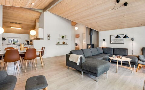 Antoinetta - 350M from the Sea: Træ, Indretning, Loft, Stue, Gulvbelægning, Lysarmatur, Møbel, Hjem, Couch, Etage