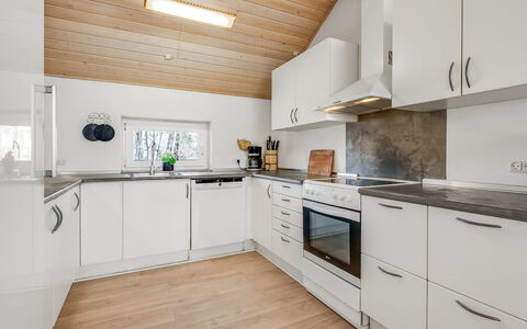 Antoinetta - 350M from the Sea: Træ, Gulvbelægning, Loft, Indretning, Køkken, Countertop, Hjem, Trægulve, Etage, Værelse