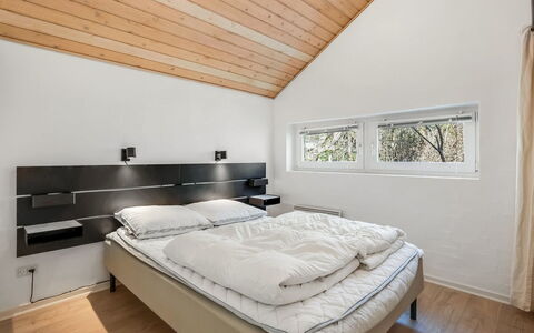 Antoinetta - 350M from the Sea: Soveværelse, Seng, Indretning, Loft, Sengetøj, Bed Frame, Sengetøj, Hjem, Værelse, Lejlighed
