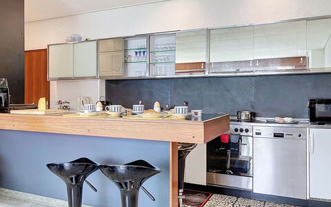 Bikini: Møbel, Køkken, Countertop, Indretning, Gulvbelægning, Køkken Apparat, Cabinetry, Træ, Etage, Belysning