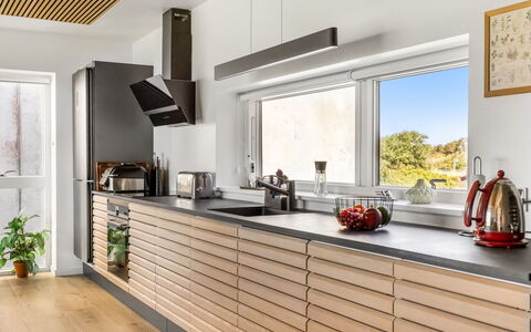 Nadua - 25M from the Sea: Køkken, Træ, Gulvbelægning, Indretning, Møbel, Countertop, Køkken Apparat, Husholdningsapparat, Cabinetry