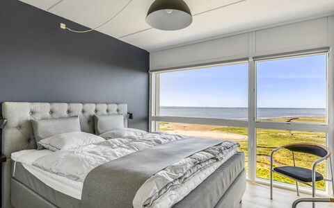 Nadua - 25M from the Sea: Seng, Soveværelse, Møbel, Sengetøj, Gulvbelægning, Sengetøj, Etage, Indretning, Bed Frame, Loft