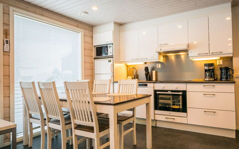 Parashimos B: Træ, Indretning, Loft, Møbel, Gulvbelægning, Countertop, Værelse, Belysning, Køkken, Trægulve