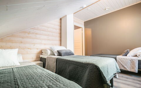 Parashimos B: Gulvbelægning, Etage, Træ, Indretning, Loft, Soveværelse, Møbel, Seng, Trægulve, Værelse