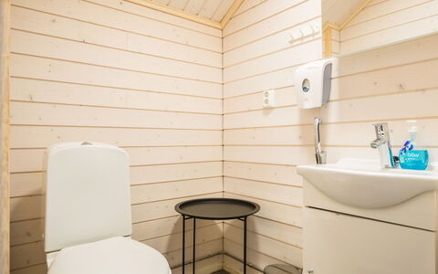 Parashimos B: Gulvbelægning, Træ, Etage, Indretning, Sanitærarmatur, Værelse, Toilet, Loft, Badeværelse, Bejdse