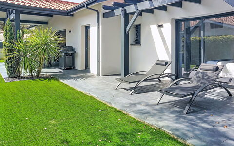Areslet: Hjem, Dør, Skygge, Estate, Have, Gård, Gårdsplads, Landscaping, Backyard, Udendørs Møbler