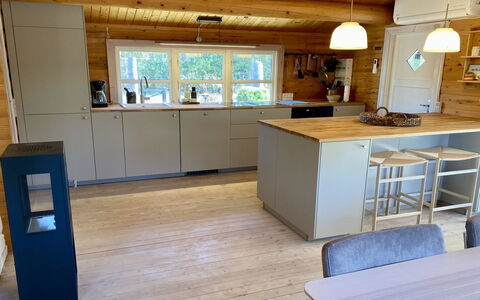 Sorja - 170M from the Sea: Gulvbelægning, Træ, Møbel, Etage, Trægulve, Køkken, Countertop, Indretning, Cabinetry, Laminat Gulv