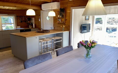 Sorja - 170M from the Sea: Møbel, Gulvbelægning, Indretning, Træ, Etage, Countertop, Køkken, Lysarmatur, Loft, Køkken & Spisebord