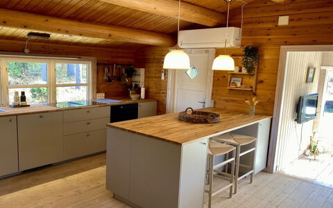 Sorja - 170M from the Sea: Køkken, Countertop, Gulvbelægning, Møbel, Træ, Cabinetry, Køkken Apparat, Indretning, Etage, Loft