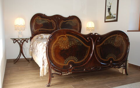 Casa Chimera: Bejdse, Hårdttræ, Trægulve, Soveværelse, Antik, Bed Frame, Lampe, Seng, Sengetøj