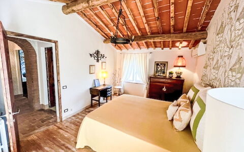 Il Sogno Toscano: Møbel, Væg, Seng, Indretning, Soveværelse, Gulvbelægning, Etage, Træ, Loft, Sengetøj