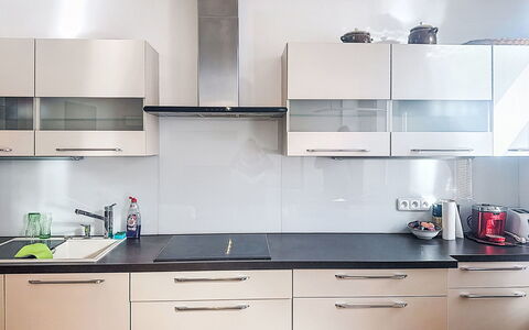 Budweis Center View: Cabinetry, Køkken, Køkken Apparat, Countertop, Møbel, Indretning, Gulvbelægning, Større Bandage, Skuffe, Hjem