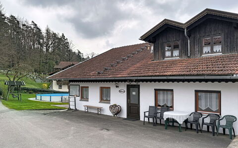Viechtach 646: Bygning, Vindue, Tag, Hus, Hjem, Sommerhus, Boligområde, Dør, Menneskelig Bosættelse, Hældning