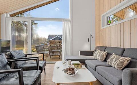 Frudde - 500M from the Sea: Træ, Indretning, Couch, Gulvbelægning, Stue, Etage, Hjem, Møbel, Værelse