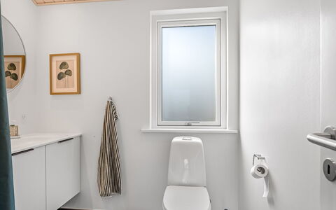 Frudde - 500M from the Sea: Toiletbræt, Gulvbelægning, Etage, Toilet, Sanitærarmatur, Indretning, Træ, Badeværelse, Vvs, Håndvask