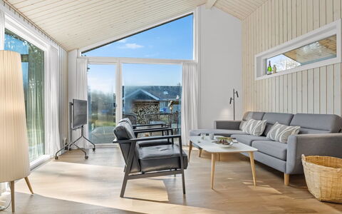 Frudde - 500M from the Sea: Indretning, Træ, Møbel, Stue, Couch, Gulvbelægning, Etage, Hjem, Loft, Værelse