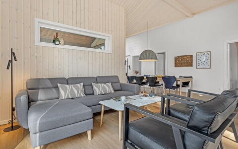Frudde - 500M from the Sea: Indretning, Gulvbelægning, Træ, Møbel, Etage, Couch, Trægulve, Stue, Loft, Hjem