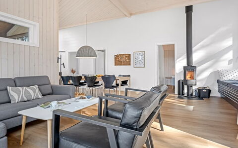 Frudde - 500M from the Sea: Indretning, Møbel, Gulvbelægning, Træ, Etage, Couch, Stue, Loft, Trægulve, Værelse