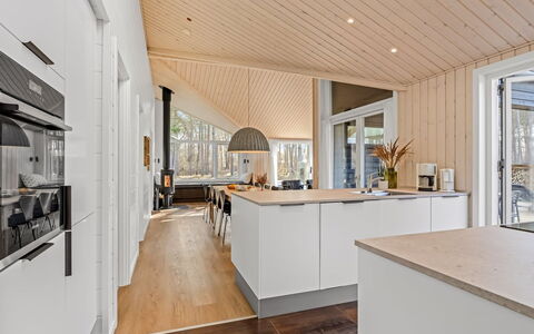 Frudde - 500M from the Sea: Træ, Gulvbelægning, Indretning, Loft, Etage, Trægulve, Køkken, Hjem, Countertop, Lysarmatur