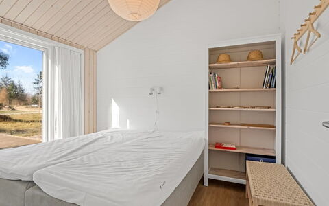 Frudde - 500M from the Sea: Træ, Loft, Gulvbelægning, Soveværelse, Etage, Indretning, Seng, Hjem, Værelse, Trægulve