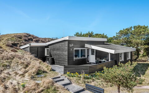 Aiden - 650M from the Sea: Møbel, Træ, Indretning, Gulvbelægning, Etage, Stol, Værelse, Loft, Stue, Lejlighed
