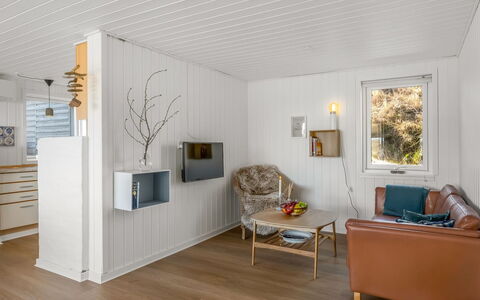 Aiden - 650M from the Sea: Møbel, Træ, Indretning, Gulvbelægning, Etage, Stol, Værelse, Loft, Stue, Lejlighed
