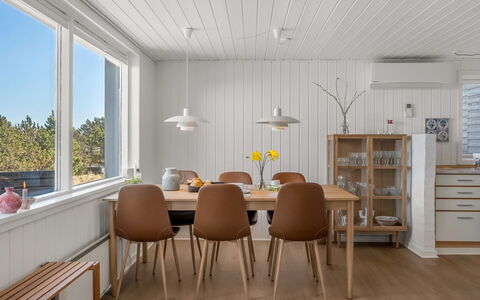 Aiden - 650M from the Sea: Møbel, Træ, Indretning, Gulvbelægning, Etage, Stol, Værelse, Loft, Stue, Lejlighed
