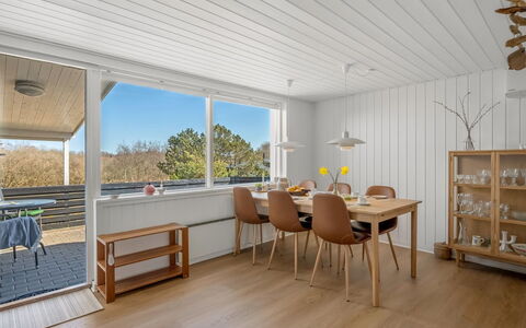 Aiden - 650M from the Sea: Møbel, Træ, Indretning, Gulvbelægning, Etage, Stol, Værelse, Loft, Stue, Lejlighed