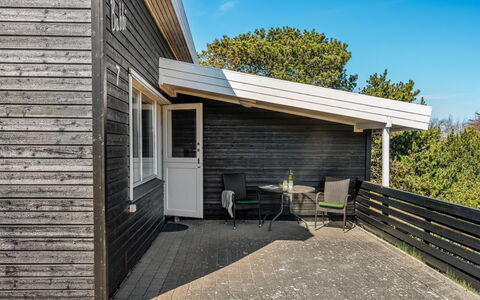 Aiden - 650M from the Sea: Møbel, Træ, Indretning, Gulvbelægning, Etage, Stol, Værelse, Loft, Stue, Lejlighed
