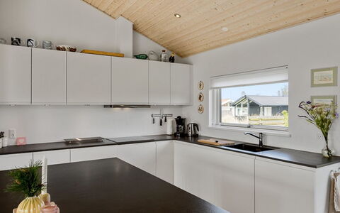 Minka - 500M from the Sea: Køkken, Indretning, Træ, Gulvbelægning, Loft, Countertop, Køkken Apparat, Etage, Lysarmatur, Hjem