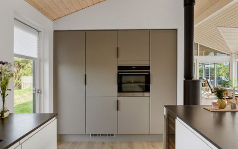 Minka - 500M from the Sea: Køkken, Gulvbelægning, Countertop, Indretning, Møbel, Træ, Køkken Apparat, Cabinetry, Etage, Loft