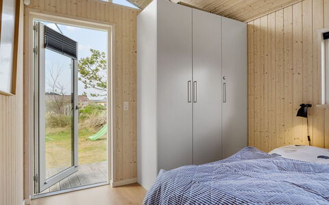 Minka - 500M from the Sea: Træ, Loft, Etage, Soveværelse, Hårdttræ, Bejdse, Planke, Krydsfiner, Seng, Trægulve