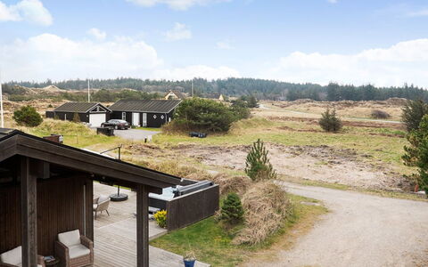 Minka - 500M from the Sea: Møbel, Træ, Indretning, Gulvbelægning, Etage, Stol, Værelse, Loft, Stue, Lejlighed