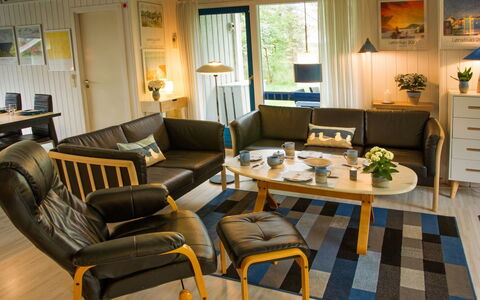 Nis - 900M from the Sea: Møbel, Indretning, Træ, Couch, Stue, Gulvbelægning, Belysning, Etage, Værelse, Hjem