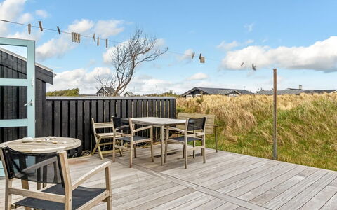 Enni - 350M from the Sea: Møbel, Træ, Indretning, Gulvbelægning, Etage, Stol, Værelse, Loft, Stue, Lejlighed