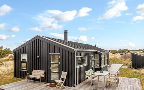 Enni - 350M from the Sea: Møbel, Træ, Indretning, Gulvbelægning, Etage, Stol, Værelse, Loft, Stue, Lejlighed