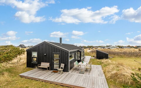 Enni - 350M from the Sea: Møbel, Træ, Indretning, Gulvbelægning, Etage, Stol, Værelse, Loft, Stue, Lejlighed