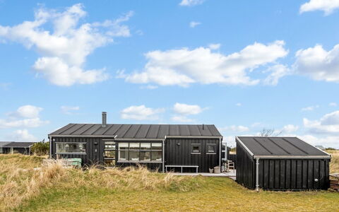 Enni - 350M from the Sea: Møbel, Træ, Indretning, Gulvbelægning, Etage, Stol, Værelse, Loft, Stue, Lejlighed