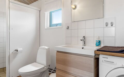 Enni - 350M from the Sea: Gulvbelægning, Sanitærarmatur, Etage, Træ, Indretning, Håndvask, Toiletbræt, Toilet, Loft, Badeværelse