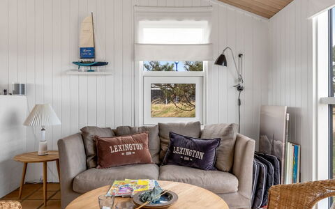 Enni - 350M from the Sea: Træ, Møbel, Indretning, Throw Pillow, Hjem, Værelse, Gulvbelægning, Pude, Stue, Etage