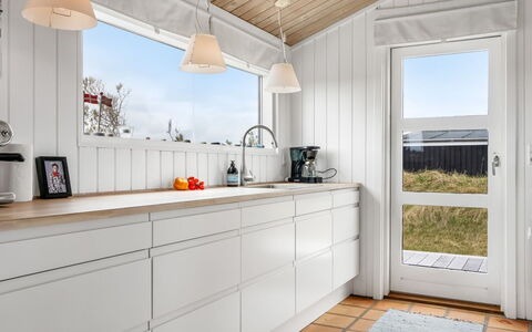 Enni - 350M from the Sea: Træ, Gulvbelægning, Køkken, Indretning, Etage, Countertop, Trægulve, Cabinetry, Loft, Husholdningsapparat