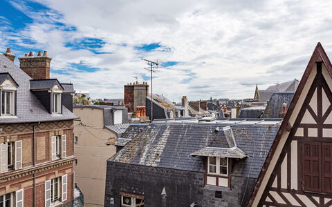 La Chapelle: Daytime, Væg, Bygning, Vindue, Tag, Facade, Arkitektur, Stad, Boligområde, Urban Design