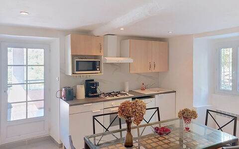 Casa Giuliani: Møbel, Indretning, Gulvbelægning, Træ, Etage, Køkken, Stol, Countertop, Belysning, Værelse