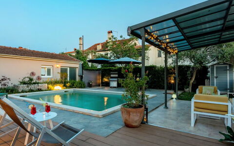 Dolores: Lejlighed, Altan, Ejerlejlighed, Hotel, Udvej, Ferieby, Hacienda, Villa, Badeby