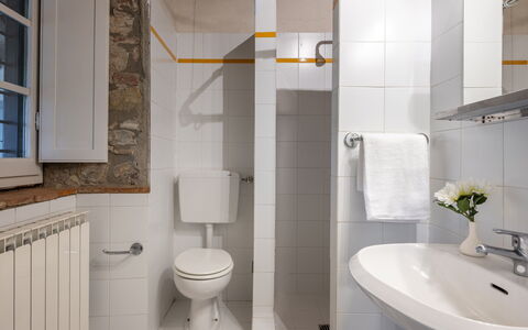 Maison Badia a Passignano: Badeværelse, Toiletbræt, Badeværelsesvask, Sanitærarmatur, Væg, Håndvask, Indretning, Toilet, Gulvbelægning, Etage