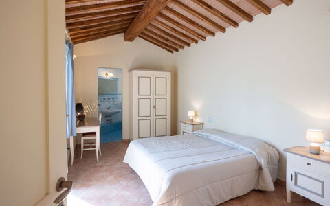 Casa Stella Serena, Podere le Scopaie, Pool: Møbel, Seng, Soveværelse, Indretning, Væg, Gulvbelægning, Træ, Etage, Loft, Sengetøj