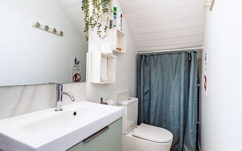 Iduski Ayzea: Sanitærarmatur, Væg, Badeværelse, Indretning, Håndvask, Toilet, Gulvbelægning, Etage, Tap, Vvs