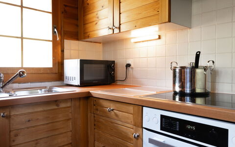 Chalet le Trèfle: Køkken, Cabinetry, Countertop, Køkken Apparat, Møbel, Større Bandage, Træ, Håndvask, Køkkenvask, Sanitærarmatur