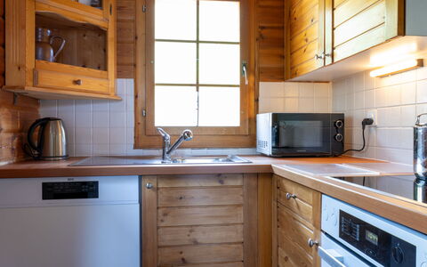 Chalet le Trèfle: Køkken, Cabinetry, Træ, Countertop, Håndvask, Gulvbelægning, Møbel, Køkken Apparat, Indretning, Sanitærarmatur