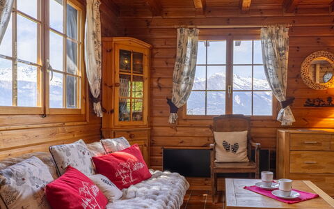 Chalet le Trèfle: Møbel, Træ, Indretning, Hjem, Couch, Bord, Hus, Sommerhus, Stue, Bjælkehytte